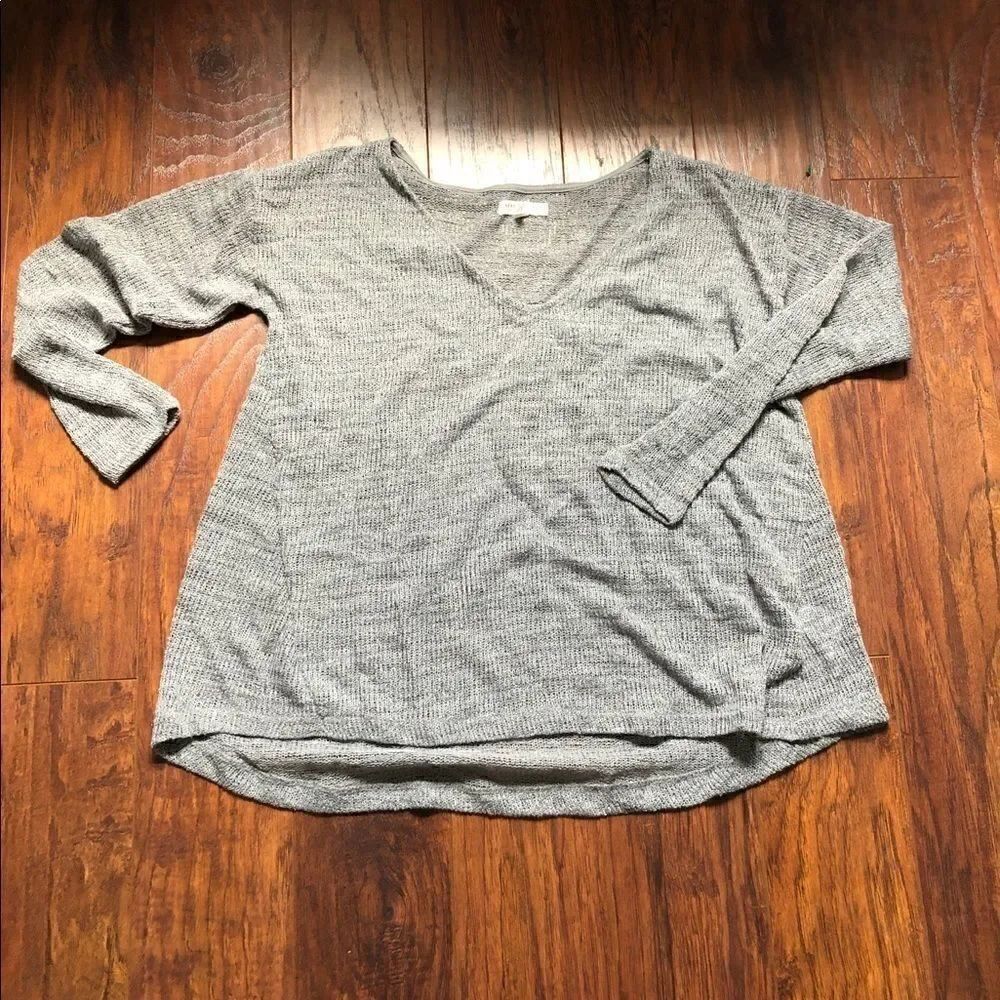 Aeropostale sweater gray XL v neck
Gently used